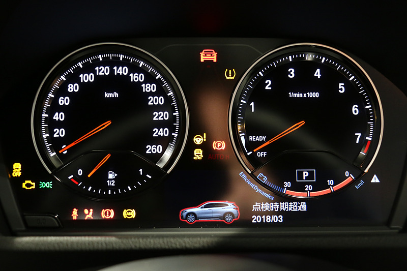 メーターパネルは2眼式。スピードメーターは260km/hスケールとなっている