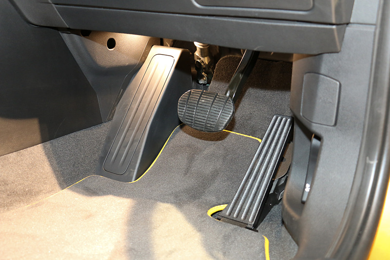 アクセルペダルはオルガン式を採用