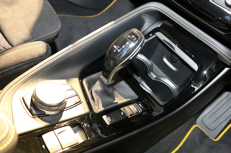 2.0リッターターボ車は8速AT（M Sport Xは8速スポーツAT）を採用