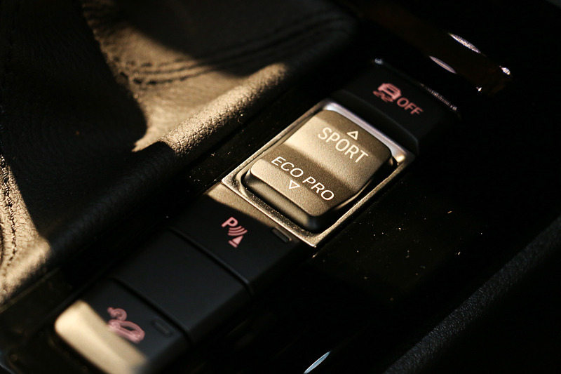 標準モードの「COMFORT」のほか、スポーティな走りを実現する「SPORT」、燃料消費率重視となる「ECO PRO」の切り替えが可能な「ドライビング・パフォーマンス・コントロール・スイッチ」をセンターコンソールに設定