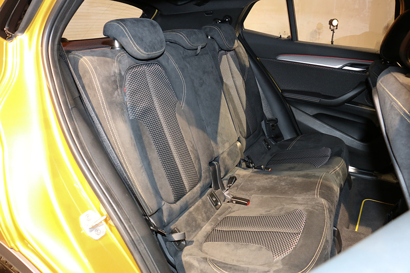 M Sport Xはマイクロヘキサゴンクロス/アルカンタラのコンビネーション表皮をシートに採用。運転席と助手席はホールド性の高いスポーツ・シートとなる