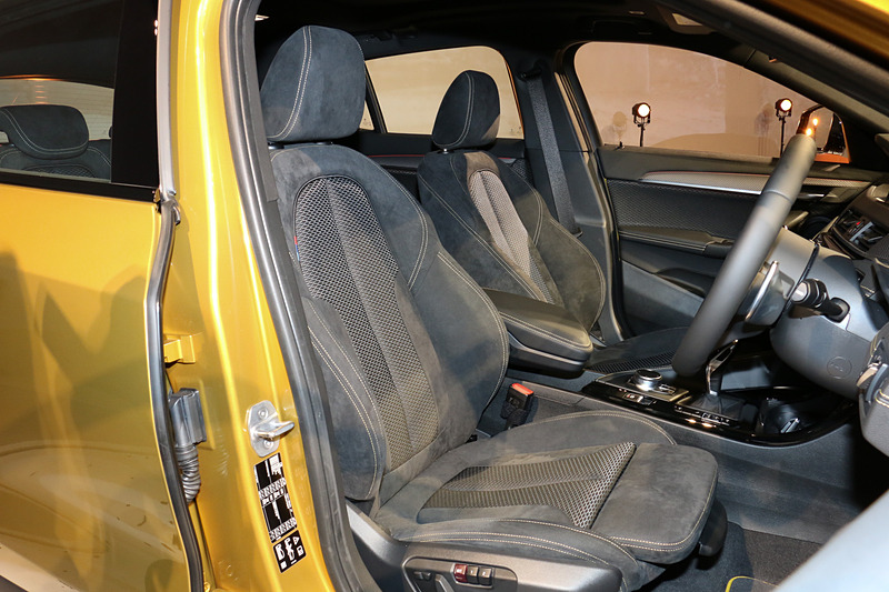 M Sport Xはマイクロヘキサゴンクロス/アルカンタラのコンビネーション表皮をシートに採用。運転席と助手席はホールド性の高いスポーツ・シートとなる