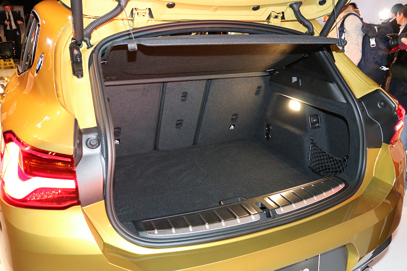 ラゲッジスペースの容量は、最小の470Lからリアシートのアレンジで1355Lまで拡大可能。リアシートは4：2：4の3分割で、中央だけを倒して長尺物の荷物にも対応する