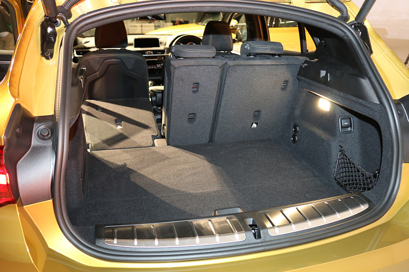 ラゲッジスペースの容量は、最小の470Lからリアシートのアレンジで1355Lまで拡大可能。リアシートは4：2：4の3分割で、中央だけを倒して長尺物の荷物にも対応する