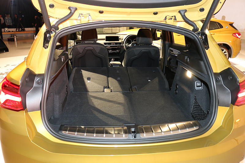 リアシートを前方に倒すとフラットなスペースが出現。フロアのボード下にも収納スペースが用意されており、ボードはリアシート側に設置されたヒンジを使ってオープン状態で維持することも可能