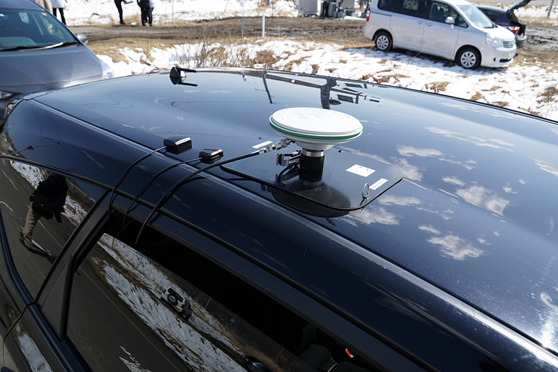 GPS補強信号のLTE一斉同報配信の実験車両に搭載されたアンテナ