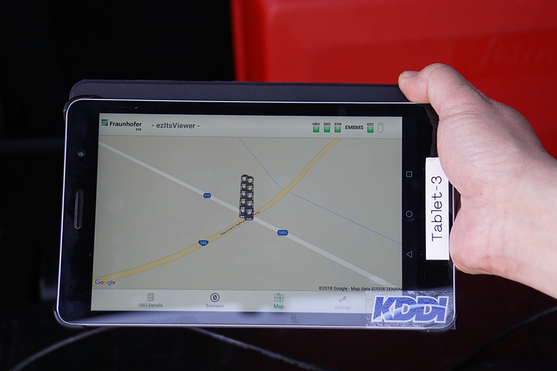 実験用の車載システムの表示にタブレットを使用。実証実験では仮想車両を設定して複数台で情報を受信ているか確認した
