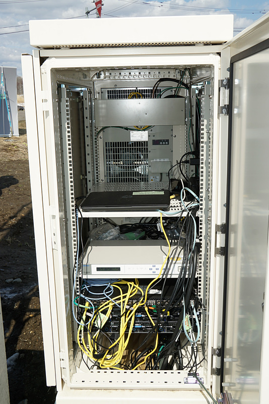 基地局のそばに設置されたMEC（Multi-access Edge Computing）の装置。ユーザーに近いモバイルネットワーク内で、データ処理等をする技術により低遅延のサービスを実現する