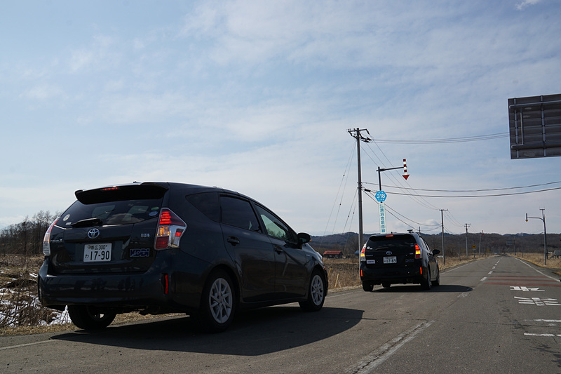 見通しのきかない場所から前方車両が危険情報を発信、後続車両が危険情報を一斉同報配信で受信するというテスト