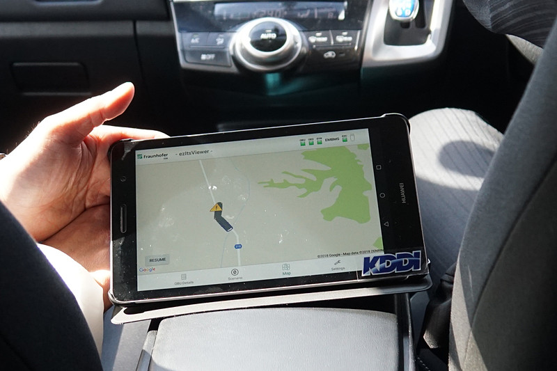 見通しのきかない場所から前方車両が危険情報を発信、後続車両が危険情報を一斉同報配信で受信するというテスト