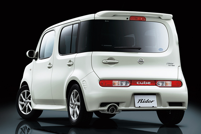 ボディカラーは「ブリリアントホワイトパール」「スーパーブラック」「ブリリアントシルバー」の3種類