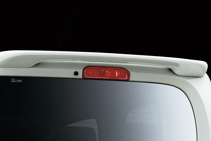 専用ルーフスポイラーはオーテック扱いのオプション品