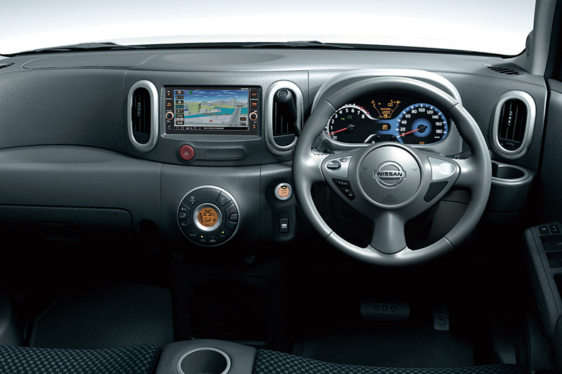 インテリアでもシルバー色の専用フィニッシャー、格子柄ニットの専用シート表皮などを採用する