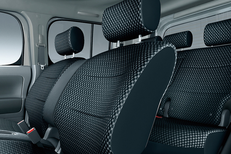 インテリアでもシルバー色の専用フィニッシャー、格子柄ニットの専用シート表皮などを採用する