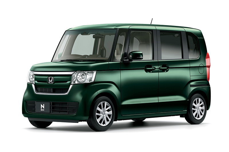 ホンダブースでは、ホンダアクセス純正アクセサリー装着仕様の「N-BOX」（左）や「スーパーカブ 50」（中央）、ロボット芝刈機の「Miimo（ミーモ）」（右）などを展示