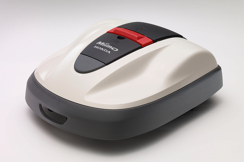 ホンダブースでは、ホンダアクセス純正アクセサリー装着仕様の「N-BOX」（左）や「スーパーカブ 50」（中央）、ロボット芝刈機の「Miimo（ミーモ）」（右）などを展示