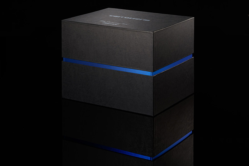 貼箱の職人が手作業で皮革風の加工紙と青色紙を丁寧に張り上げたという80周年記念スペシャルボックス