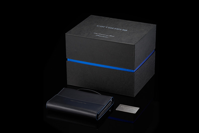 貼箱の職人が手作業で皮革風の加工紙と青色紙を丁寧に張り上げたという80周年記念スペシャルボックス