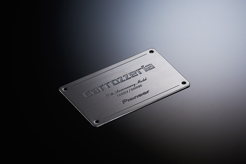 ステンレス素材のシリアルナンバープレート