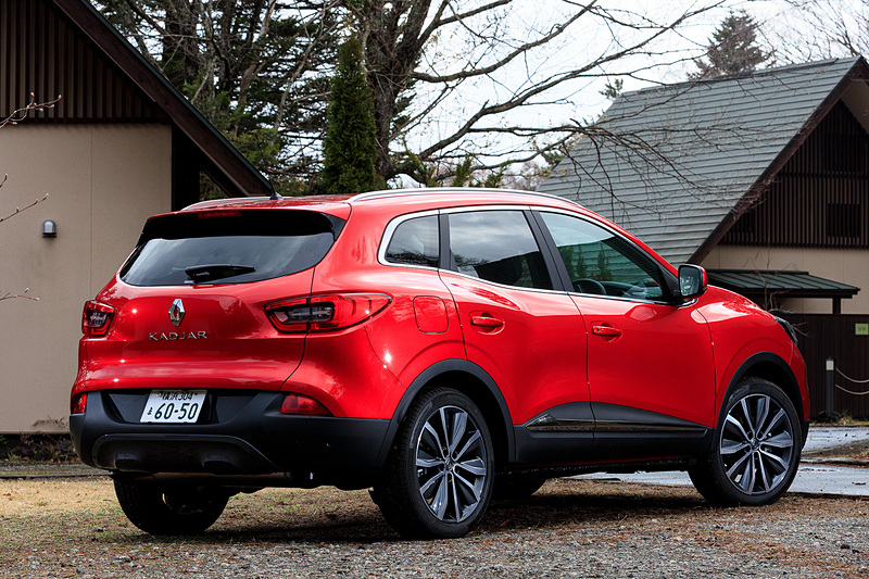 4月12日に発売されたCセグメントの新型SUV「カジャー」（347万円）。2017年8月に100台限定で「カジャー Bose」が導入されたが、今回はカタログモデルとして登場。ボディサイズは4455×1835×1610mm（全長×全幅×全高）で、ホイールベースは2645mm。最低地上高は200mm、アプローチアングルは18度、デパーチャーアングルは28度とアナウンスされている