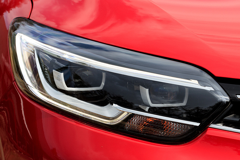 エクステリアではヘッドライトとリアコンビネーションランプにLEDを採用したほか、ルノーモデルの新しいデザインアイコンとなっているLEDの“Cシェイプ”デイタイムランニングライトを標準装備。足下は19インチアロイホイールに225/45 R19タイヤの組み合わせ