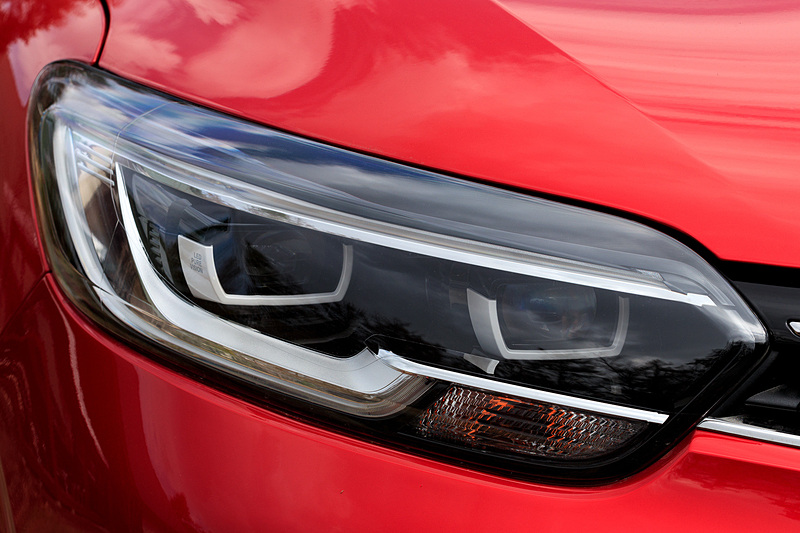 エクステリアではヘッドライトとリアコンビネーションランプにLEDを採用したほか、ルノーモデルの新しいデザインアイコンとなっているLEDの“Cシェイプ”デイタイムランニングライトを標準装備。足下は19インチアロイホイールに225/45 R19タイヤの組み合わせ