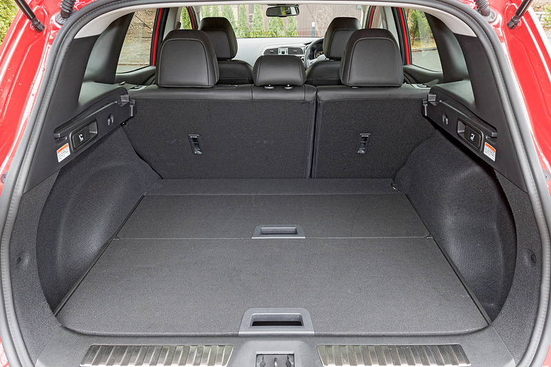 ラゲッジスペースの容量は527Lで、後席バックレストを前倒しすることで1478Lまで拡大可能。フレキシブルトノカバーは使わないときはラゲッジスペースの奥に収納できる設計。ラゲッジスペースの側面にはリアシートのシートバックを前方に倒す格納用ハンドルを設置して利便性を高めている