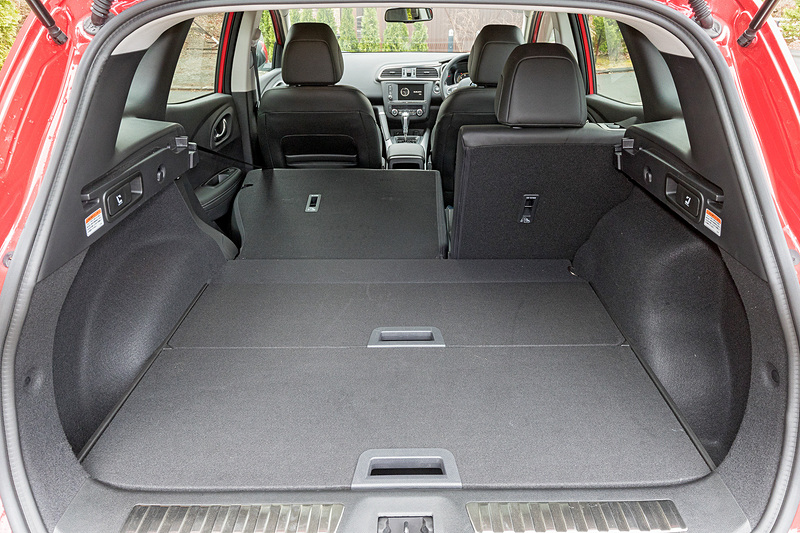 ラゲッジスペースの容量は527Lで、後席バックレストを前倒しすることで1478Lまで拡大可能。フレキシブルトノカバーは使わないときはラゲッジスペースの奥に収納できる設計。ラゲッジスペースの側面にはリアシートのシートバックを前方に倒す格納用ハンドルを設置して利便性を高めている