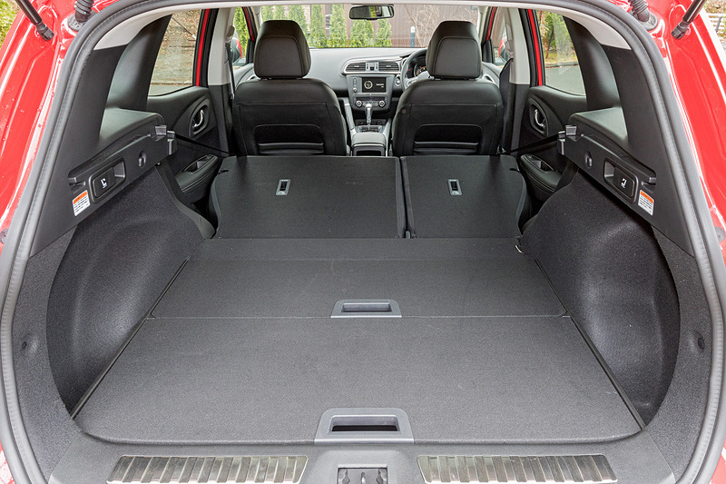 ラゲッジスペースの容量は527Lで、後席バックレストを前倒しすることで1478Lまで拡大可能。フレキシブルトノカバーは使わないときはラゲッジスペースの奥に収納できる設計。ラゲッジスペースの側面にはリアシートのシートバックを前方に倒す格納用ハンドルを設置して利便性を高めている