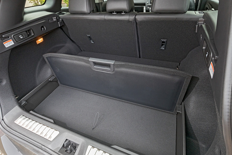 ラゲッジスペースの容量は527Lで、後席バックレストを前倒しすることで1478Lまで拡大可能。フレキシブルトノカバーは使わないときはラゲッジスペースの奥に収納できる設計。ラゲッジスペースの側面にはリアシートのシートバックを前方に倒す格納用ハンドルを設置して利便性を高めている