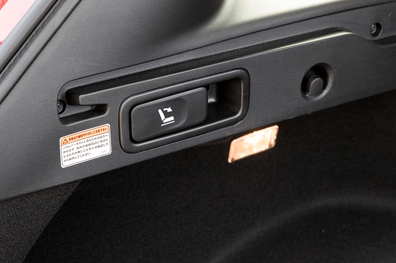 ラゲッジスペースの容量は527Lで、後席バックレストを前倒しすることで1478Lまで拡大可能。フレキシブルトノカバーは使わないときはラゲッジスペースの奥に収納できる設計。ラゲッジスペースの側面にはリアシートのシートバックを前方に倒す格納用ハンドルを設置して利便性を高めている