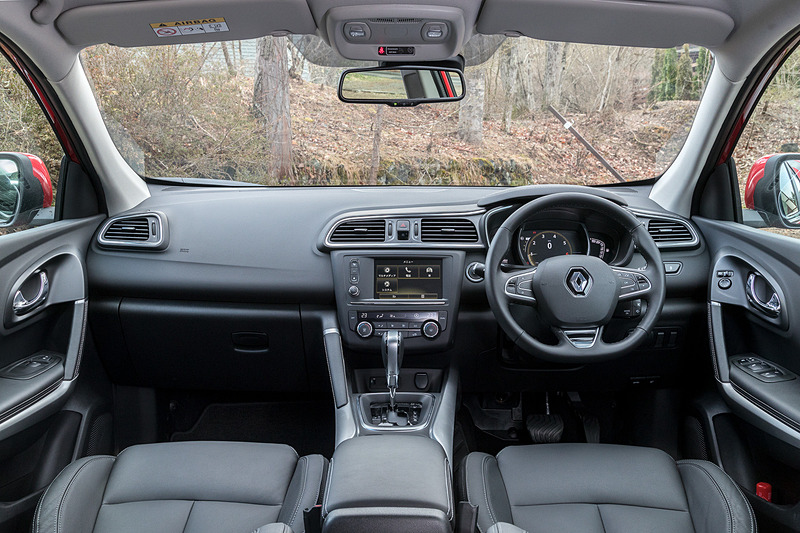 インテリアではフルレザーシート（前席シートヒーター付）をはじめ、ナパレザーを表皮に使うステアリング＆シフトセレクター、エアコンルーバーなどの外周に採用されるシルバーベゼル、センタコンソールに施されたサテンクローム加飾などで上質な空間を演出。センターコンソールの7インチマルチファンクションタッチスクリーンを用いる「ルノー R-Link2」は「Android Auto」「Apple CarPlay」に対応するとともに、ハンズフリー通話や車両設定の変更などが行なえる