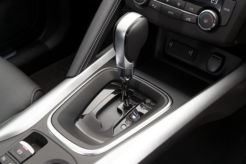 インテリアではフルレザーシート（前席シートヒーター付）をはじめ、ナパレザーを表皮に使うステアリング＆シフトセレクター、エアコンルーバーなどの外周に採用されるシルバーベゼル、センタコンソールに施されたサテンクローム加飾などで上質な空間を演出。センターコンソールの7インチマルチファンクションタッチスクリーンを用いる「ルノー R-Link2」は「Android Auto」「Apple CarPlay」に対応するとともに、ハンズフリー通話や車両設定の変更などが行なえる