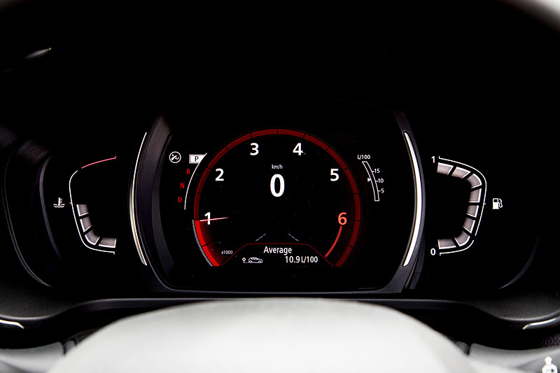 スピードメーター、タコメーター、オーディオ、ADAS（運転支援システム）などの表示が可能なフルカラーTFTメーターパネル。表示カラーはブラウン、パープル、ブルー、レッド、グリーンの5色から選択できる