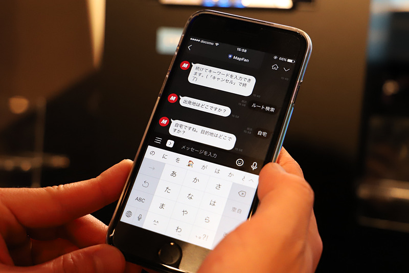 LINEで「MapFanアカウント」を友達登録して、トーク画面に表示されるメニューからもしくは、直接「ルート検索」と話しかけ、問いかけに従って入力をしていく。提示される候補地の中から目的の場所を選択すると、「推奨ルート」「高速優先ルート」「一般道優先ルート」の最大3種類が候補として表示される