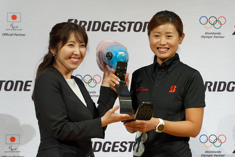 パラトライアスロンの秦由加子選手に新しいゴムソールを装着したスポーツ義足が贈呈