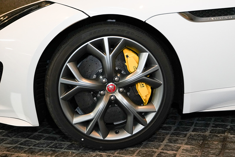 ホイールからはディスクブレーキが覗く。タイヤはピレリP-ZERO。前輪のタイヤサイズは255/35 ZR20