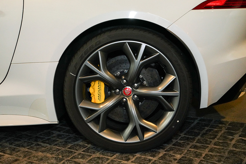 後輪もディスクブレーキ。タイヤサイズは295/30 ZR20