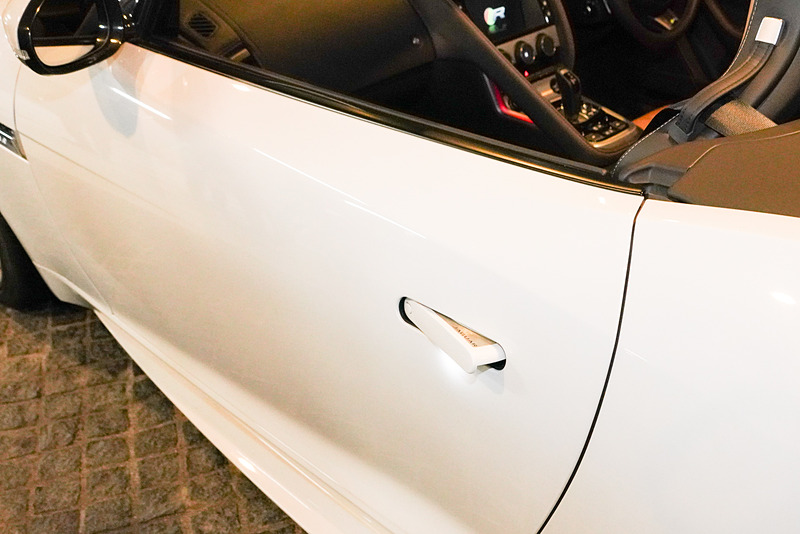 ドアノブは前部を押し込むと引き出されライトが点く