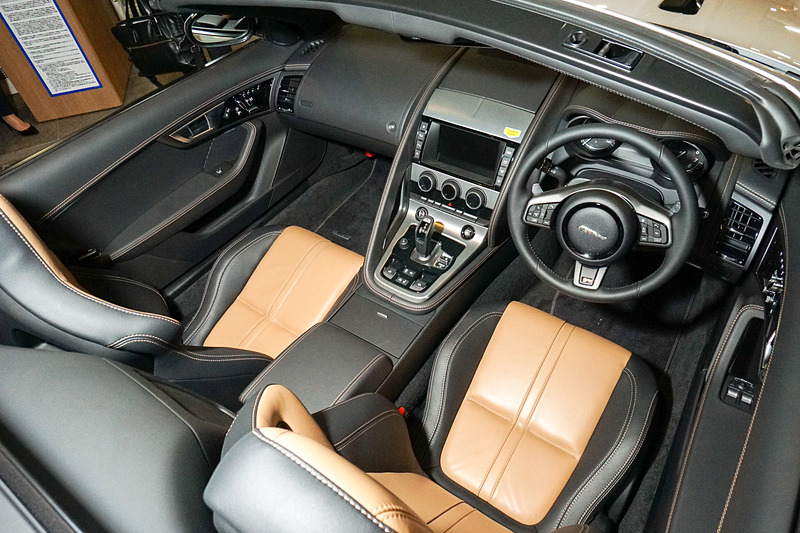 Fタイプ コンバーチブルの車内