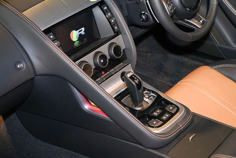 Fタイプ コンバーチブルの車内