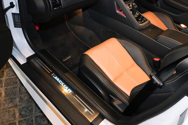 助手席側エントリー。「JAGUAR」ロゴが光る