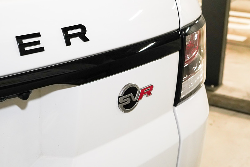 「SVR」のエンブレム