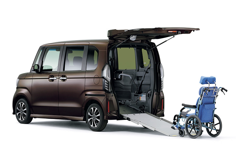 「N-BOX Custom G・スロープL Honda SENSING」（プレミアムグラマラスブロンズ・パール）