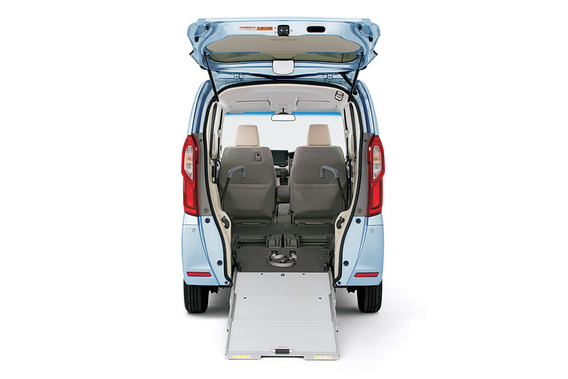 荷室の床を引き出せばそのままスロープとして使える「スーパーフレックススロープ」を「N-BOX＋ 車いす仕様車」に比べて約4.5kg軽量化