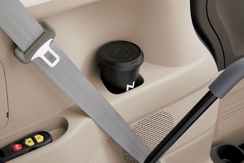 ドリンクホルダー（リアルーム左側）