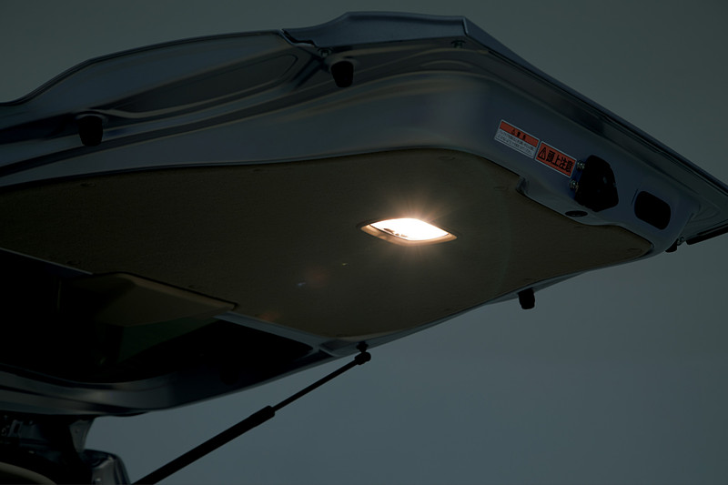 サイドポケット（リアルーム右側）、Hondaスマートキーシステム、バックドアランプなど、使い勝手向上アイテムを装着