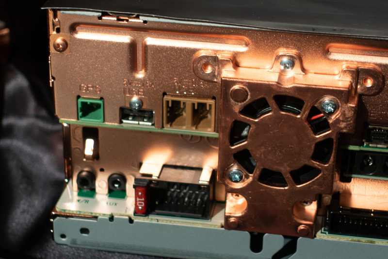 ファンは低騒音＆低振動タイプとなっており、取り付けビスも左下の1本が増えているとのこと。各部が銅メッキされている
