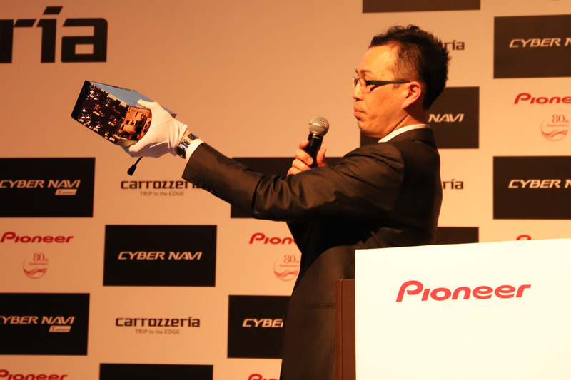 発表会でプレゼンテーションを行なうパイオニア株式会社 市販企画部 内田有喜氏