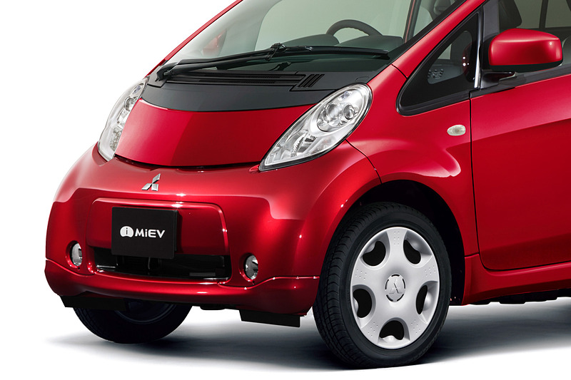 フロントバンパーの変更で全長が3395mmから3480mmに拡大され登録車となったEV（電気自動車）「i-MiEV（アイ・ミーブ）」